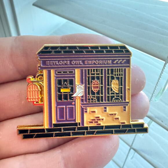 Eeylops Owl Emporium Owl Store Harry Potter Enamel Pin 217-5 - Picture 1 of 1